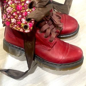 Women red triumph 1914 w boots size 9